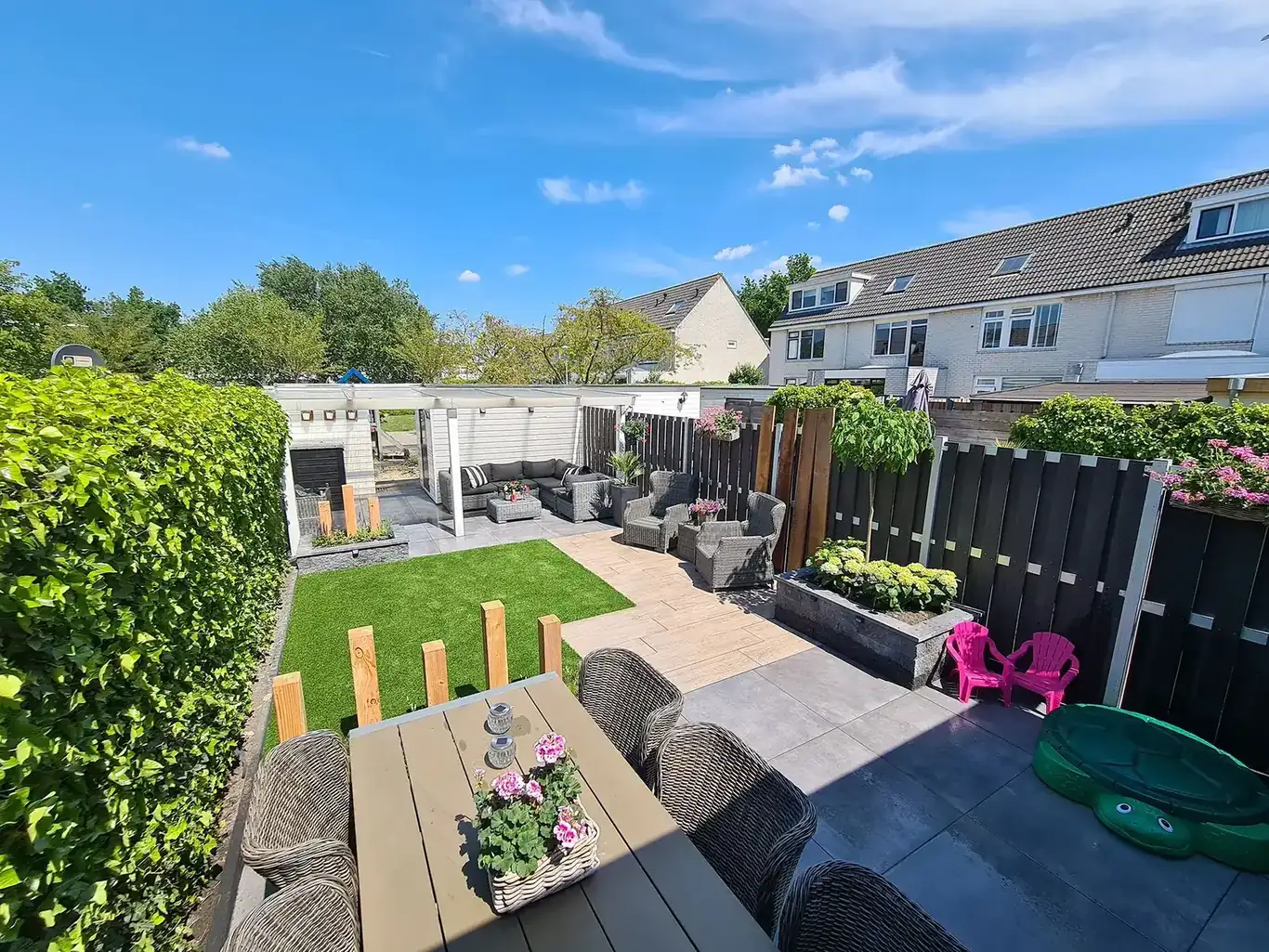 Achtertuin met loungeset, pergola en vlonder, aangelegd door hovenier GS Gardens in Nieuw-Vennep